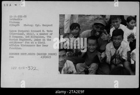 Le Caporal Leonard E. Tate, membre de la compagnie M, 3e Bataillon, 7e Régiment de Marines, participe à une célébration du nouvel an vietnamien organisée par les Affaires civiles le 29 septembre 1966. La photo le montre s'engager avec les enfants et partager leur plaisir. Banque D'Images