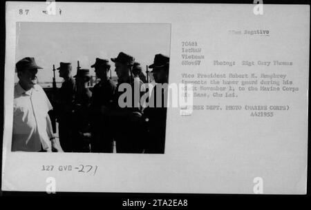 Le vice-président Hubert H. Humphrey inspecte la garde d'honneur lors de sa visite à la base aérienne du corps des Marines, Chu Lai, le 1 novembre 1967. Cette photographie capture des officiers et des officiels témoins des activités militaires pendant la guerre du Vietnam, y compris le général William Westmoreland et le sénateur Harry F. Byrd. Banque D'Images