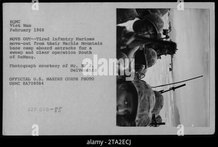 Les Marines du camp de base de Marble Mountain se préparent à embarquer dans des Amtracks pour une opération de reconnaissance et de combat en février 1968. La photographie montre des troupes d'infanterie fatiguées qui rassemblent les forces nécessaires pour se déplacer, illustrant leur engagement pendant la guerre du Vietnam. (Crédit photo : R. J. Delvecchio, USMC) Banque D'Images