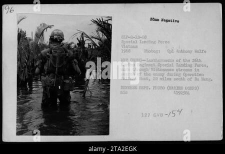 Les Marines du 26e Régiment de Marines, Force spéciale de débarquement, effectuent l'opération Valiant Hunt à 22 miles au sud de Da Nang, Vietnam en 1968. La photo les montre pataugeant à travers les ruisseaux alors qu'ils cherchent l'ennemi. Capturée par le Cpl Anthony Wolfe, l’image illustre les conditions difficiles et l’atmosphère tendue du combat pendant la guerre du Vietnam. Banque D'Images