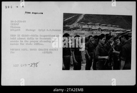 Les Scouts de Carson Viet Cong Kit réformés s'engagent dans des inspections de fusils pendant la guerre du Vietnam. Des inspections quotidiennes sont effectuées pour enseigner aux scouts les procédures de nettoyage appropriées de leurs fusils. Cette photographie, prise le 10 avril 1968, montre les activités militaires menées par les forces américaines pendant le conflit. Banque D'Images