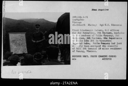 Le premier lieutenant Rainer, officier S-2 du 3e Bataillon, 5e Marines explique l'importance de Hills comme 381 dans l'opération Imperial Lake aux membres de la compagnie Kallo, 3e Bataillon, 5e Marines. La compagnie Kallo a été chargée de sécuriser la colline 381, située à 25 miles au sud-ouest de Danang, Vietnam. Photo du Sgt C.E. Kissmann, prise le 21 janvier 1971.' Banque D'Images