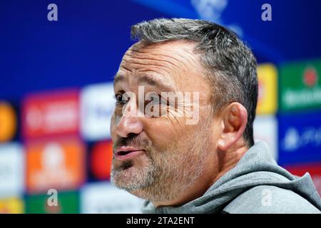 Franck Haise, entraîneur-chef du RC Lens, lors d'une conférence de presse à l'Emirates Stadium, Londres. Date de la photo : mardi 28 novembre 2023. Banque D'Images