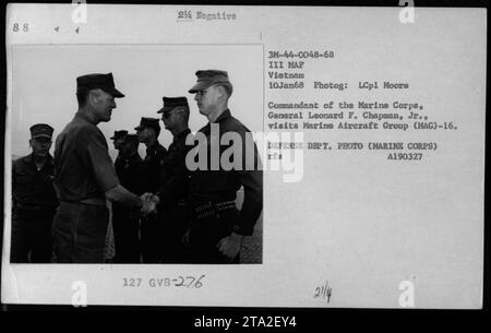 Le général Leonard F. Chapman, Jr., commandant du corps des Marines, est photographié en visite chez Marine Aircraft Group (MAG)-16 au Vietnam le 10 janvier 1968. Cette image capture des officiers et des fonctionnaires discutant des activités militaires pendant la guerre du Vietnam. Banque D'Images