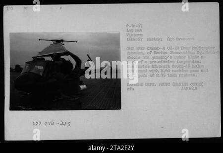 '18 mars 1967 - Un hélicoptère Huey de l'escadron d'observation maritime-2 subit une inspection préalable à la mission, le pilote vérifiant la pale du rotor. L'hélicoptère fait partie du Marine Aircraft Group-16 et est équipé de mitrailleuses M-60 et de roquettes de 2,75 pouces. Photo du Sgt Groponet, Département de la Défense des États-Unis. Banque D'Images