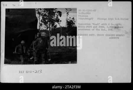 Hélicoptères utilisés pendant l'opération Rush pour soutenir la G Co. 2/4 de la 3e Division des Marines au Vietnam. La photo prise le 5 août 1967 montre deux hélicoptères Bell UH-1 Iroquois (#479 et #500) en action, transportant des troupes et du ravitaillement dans la région sud-ouest de Phu Bai. Photographe : Lcpl W.R. porter. Banque D'Images