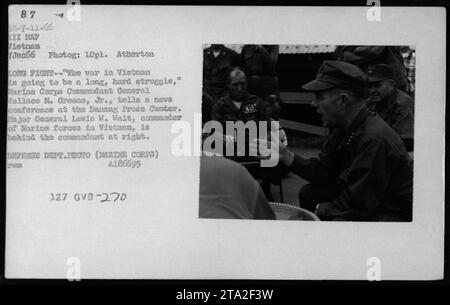 Le commandant du corps des Marines, le général Wallace M. Greene, Jr., prononce une conférence de presse au Centre de presse Danang pendant la guerre du Vietnam le 7 janvier 1966. Il mentionne que la guerre devrait être une bataille longue et difficile. Le major général Lewis W. Walt, commandant des forces des Marines au Vietnam, est vu debout derrière le commandant. Cette photographie a été prise par le Lcpl. Atherton. Photo du Département de la Défense. Banque D'Images