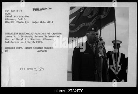 Légende : « le capitaine James V. DiBernardo, un ancien prisonnier de guerre, arrive à la Naval Air Station, Miramar, Californie, le 8 mars 1973, dans le cadre de l'opération Homecoming. Cette opération impliquait le rapatriement des prisonniers de guerre des Marines américains pendant la guerre du Vietnam. (Photo : Major G.L. Gill, Département de la Défense)' Banque D'Images