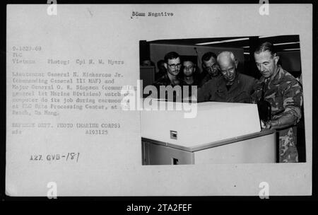 Le lieutenant-général H. Nickerson Jr. Et le major-général O. R. Simpson observent un ordinateur au travail lors de cérémonies tenues dans un centre de traitement de données à Red Beach, Da Nang. La photo a été prise par le Cpl N. W. Myers et fait partie de la collection des activités militaires américaines pendant la guerre du Vietnam. Banque D'Images