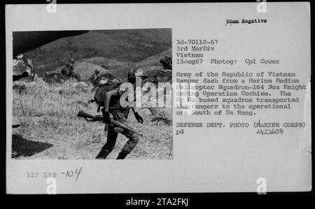 Un Ranger de l'armée de la République du Vietnam est vu en train de décoller d'un Marine Medium Helicopter Squadron-164 Sea Knight pendant l'opération Cochise. L'escadron, basé à Ky Ha, au Vietnam, a transporté les Rangers dans la zone opérationnelle au sud de Da Nang. Cette photo a été prise le 15 août 1967 par le Cpl Cowen et fait partie de la collection de photos du Département de la Défense. Banque D'Images