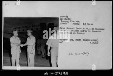 Les officiels accueillent le major-général Lewis W. Walt à Danang, au Vietnam, le 4 juin 1965. Sur la photo, le colonel Andrew I. Igaan salue l'officier qui arrive. L'image a été prise par le caporal Gorak du corps des Marines et fait partie des photographies des activités militaires américaines pendant la collection de la guerre du Vietnam. Banque D'Images