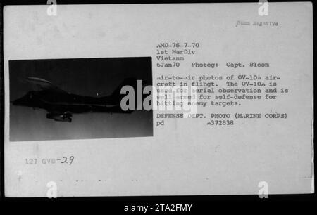 29 - cette image capture un avion OV-10 Bronco en vol pendant la guerre du Vietnam. Prise le 6 janvier 1970, la photographie montre l'avion utilisé pour l'observation aérienne et équipé d'armes d'autodéfense contre des cibles ennemies. L'image a été prise par le capitaine Bloom et est une photo du ministère de la Défense du corps des Marines. Banque D'Images