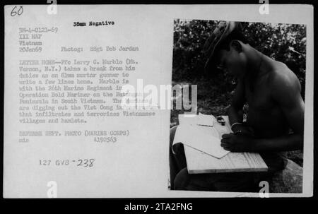 Le 20 janvier 1969, le PFE de Marine Larry C. Marble du Mt. Vernon, NY, écrit une lettre à la maison alors qu'il servait comme tireur de mortier de 81 lors de l'opération Bold Hariner dans la péninsule de Batangan, au Sud-Vietnam. Photographie de SSgt Bob Jordan. Banque D'Images