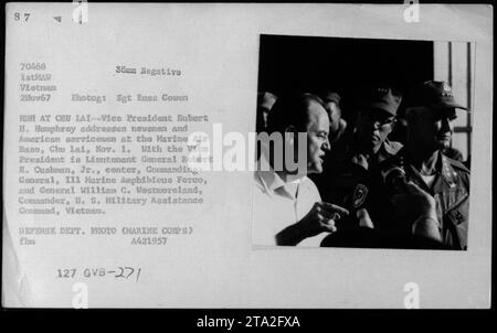 Le vice-président Hubert H. Humphrey s'adresse aux journalistes et aux militaires américains à la base aérienne de Chu Lai le 1 novembre 1967. Il est accompagné du Lieutenant-général Robert E. Cushman Jr., commandant général de la IIIe Marine Amphibious Force, et du général William C. Westmoreland, commandant du Commandement d'assistance militaire des États-Unis, Vietnam. Banque D'Images