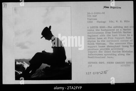 En 1968, un artilleur des Marines du douzième Régiment de Marines écrit une lettre chez lui à la base d'appui-feu Alpine au Sud-Vietnam, fournissant un soutien d'artillerie à la troisième division des Marines le long de la zone démilitarisée dans la province de Quang Tri. Photographie de PFC. W. H. Nilo. Banque D'Images