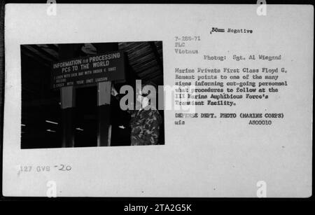 Marine Private First Class Floyd G. Bamant pointant des panneaux à la III Marine Amphibious Force Transient Facility, Vietnam. Ces panneaux fournissent des renseignements sur les procédures à suivre pour le personnel sortant, y compris la vérification auprès de la baie de secours, la liaison avec l'unité et le traitement des ordres de changement de poste permanent. Photographié par le sergent Al Wiegand. DEPT. DÉFENSE PHOTO (MARINE CORPS) A800010. Banque D'Images