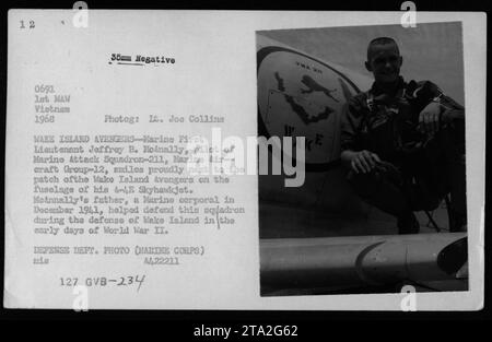 Le premier lieutenant Jeffroy B. Melnally, un pilote de Marine Attack Squadron-211, Marine Aircraft Group-12, pose fièrement à côté de l'écusson du Wake Island Avengers sur son jet Skyhawk 4-4E. Son père, caporal des Marines, avait défendu cet escadron lors de la défense de Wake Island pendant la Seconde Guerre mondiale Banque D'Images