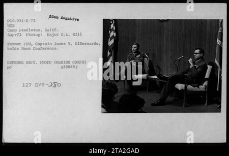 L'ancien prisonnier de guerre, le capitaine James V. DiBernardo, tient une conférence de presse au camp NCB de Kendleton, en Californie, le 4 avril 1973 lors de l'opération Homecoming (rapatriement des prisonniers de guerre des Marines des États-Unis) dans le cadre de la guerre du Vietnam. Cette photographie a été prise par le major G.L. Gill et est une photo du ministère de la Défense. Banque D'Images