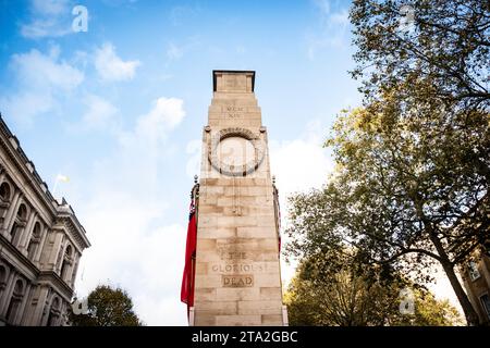 LONDRES, le 13 NOVEMBRE 2023 : le monument commémoratif de guerre du cénotaphe près de Downing Street à Whitehall, Westminster Banque D'Images