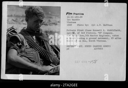 Soldat de première classe Russell R. Widdifield, du 3e peloton, compagnie 'M', 3e Bataillon, 7e Régiment de Marines, prend une pause lors d'un mouvement terrestre à 25 miles au nord d'an Hoa, Nord Vietnam. La photo a été prise en 1969 par le Cpl A.V. Huffman, dans le cadre des activités de la 1e MarDiv au Vietnam. Banque D'Images