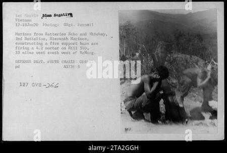 Les Marines des batteries Echo et Whiskey, 2e bataillon, 11e Marines, construisent une base d'appui-feu et tirent un mortier de 4,2 sur la colline 510, située à 35 miles à l'ouest-sud-ouest de Delang. Cette photographie a été prise le 17 juin 1970 par le GSgt. Parnell pendant les activités militaires américaines au Vietnam. Banque D'Images