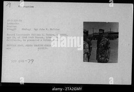 Le 27 août 1969, le sous-lieutenant William J. Peters a reçu l'étoile d'argent lors d'une cérémonie à laquelle assistaient le secrétaire adjoint à la Marine John Warner, le secrétaire à la Défense Melvin Laird et le Dr Norman Vincent Peale au Vietnam. Photo du sergent John K. Mullins, Département de la Défense, corps des Marines. Banque D'Images