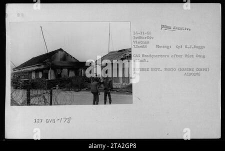 Quartier général de CAG, endommagé après une attaque Viet Cong. La photo a été prise le 7 janvier 1968 par le caporal E.J. Baggs de la 3e Division des Marines au Vietnam. Il montre les conséquences de l'attaque, révélant l'ampleur des dommages causés pendant la guerre du Vietnam. Banque D'Images