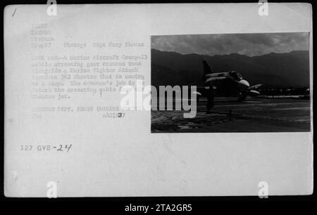 Un membre d'équipage du Marine Aircraft Group-13 court aux côtés d'un Marine Fighter Attack Squadron 542 F-4 Phantom qui s'arrête. La responsabilité de l'équipage est de détacher le câble d'arrêt de l'avion. Cette image a été prise en septembre 1967 pendant la guerre du Vietnam par le Sgt Gary Thomas. Banque D'Images