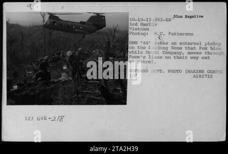 Un hélicoptère CH-46 effectue un captage externe sur la zone de chargement qui a été bombardée par la Fox Company pendant que la compagnie hôtelière se déplace dans la zone en patrouille. Cette photographie a été prise pendant la guerre du Vietnam par M.C. Patterson et fait partie de la collection de photos du ministère de la Défense. (Légende basée sur les informations fournies) Banque D'Images