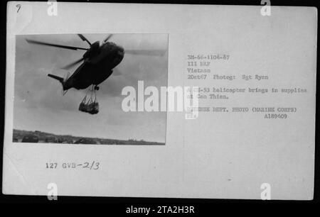 Un hélicoptère CH-53 livrant des fournitures à la base militaire de con Thien, au Vietnam, le 2 octobre 1967. L'image montre les opérations logistiques efficaces menées par l'armée américaine pour soutenir leurs troupes sur le terrain difficile du Vietnam. Cette photographie a été prise par le sergent Ryan A et fait partie des images officielles du ministère de la Défense de la guerre du Vietnam. Banque D'Images