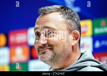 Franck Haise, entraîneur-chef du RC Lens, lors d'une conférence de presse à l'Emirates Stadium, Londres. Date de la photo : mardi 28 novembre 2023. Banque D'Images