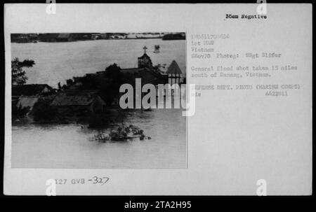 Des bâtiments et des bunkers USMC et vietnamiens sont vus sur cette photographie prise le 6 novembre 1970. L'image montre une vue aérienne générale de structures, situées à 15 miles au sud de Danang, Vietnam. Cette photo a été prise par le SSgt S1ifer et est en possession du Département de la Défense. Banque D'Images