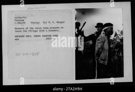 Les Marines américains se préparent à quitter un village vietnamien avec un suspect Viet Cong capturé pendant la guerre du Vietnam. Cette photographie, prise par le Cpl W. P. Barger le 1 mai 1970, montre les activités militaires menées par la 1e Division des Marines. Il fait partie des dossiers du ministère de la Défense documentant l'implication américaine dans le conflit. Banque D'Images