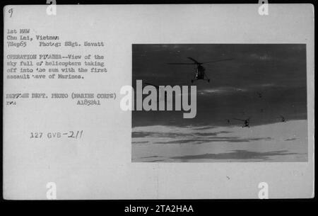 Une formation d’hélicoptères décolle au soleil pendant l’opération PIANHA. Cette image capture la première vague d'assaut des Marines du 9 1e MAW Chu Lai, Vietnam, le 7 septembre 1965. Le ciel est rempli d'hélicoptères alors qu'ils embarquent pour leur mission. Photo : SSgt. Savatt. DEFF SE DEPT. PHOTO (MARINE CORPS) A185241 XVA 127 GVB-2/1. Banque D'Images