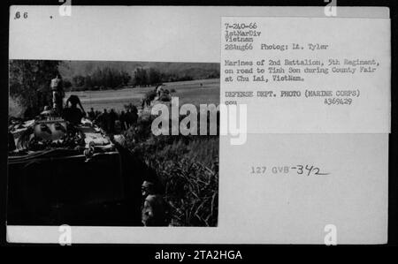 Marines de la 1e Division des Marines au Vietnam à bord de véhicules d'atterrissage suivis (LVT) ou de véhicules d'assaut amphibies (LVTP). La photographie a été prise le 28 août 1966, lors de la foire du comté de Chu Lai. L'image montre les marines voyageant sur la route de Tinh son. Banque D'Images