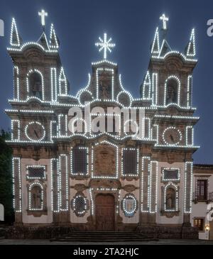 Guimaraes, Portugal - 26 décembre 2020 : décorations de lumières de Noël dans l'église Santa Marinha da Costa Banque D'Images