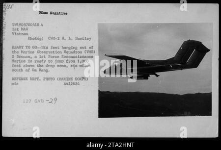 Un Marine de la 1st Force reconnaissance se prépare à sauter d'un avion Bronco 2 de l'escadron d'observation des Marines (VMD). La photo capture les pieds du Marine qui traînent hors de l'avion alors qu'il se prépare à parachute à 1 000 pieds au-dessus de la zone de largage, située à environ six miles au sud de Da Nang. Cette image a été prise par CWO-2 H. L. Huntley du 1st MAW Vietnam. Banque D'Images