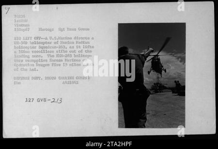 Un US Marine dirige un hélicoptère UH-34D du Marine Medium Helicopter Squadron-263. Le UH-34D est montré soulevant un fusil sans recul de 106 mm hors d'une zone d'atterrissage. Cette photo a été prise le 15 septembre 1967, lors de l'opération Dragon Fire, où les Marines coréens étaient réapprovisionnés par l'hélicoptère N-263. Banque D'Images