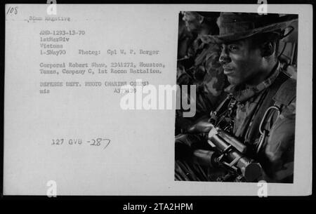 Le caporal Robert Shaw de la compagnie C, 1e bataillon de reconnaissance, est vu patrouiller dans une zone non identifiée au Vietnam le 1 mai 1970. Shaw, originaire de Houston, Texas, est capturé sur cette photographie du ministère de la Défense. Banque D'Images