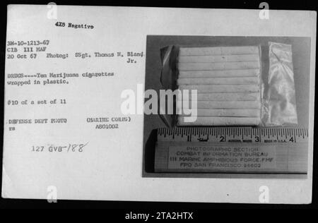 Drogues confisquées et accessoires de l'époque de la guerre du Vietnam. L'image représente des cigarettes de marijuana bronzées enveloppées dans du plastique. Cette photographie, prise le 20 octobre 1967, fait partie d'un ensemble de 11 images documentant l'abus de drogues au sein de l'armée américaine pendant la guerre. Il a été pris par le SSgt. Thomas N. Bland Jr. Et est étiqueté comme #10 dans l'ensemble. La photo a été acquise par le Bureau d'information de combat de la III Marine Amphibious Force, basée à Auburn, Maine. L'image porte le code d'identification 3M-10-1213-67 CIB III MAF 20 Oct 67 Photog : SSgt. Thomas N. Bland Jr La légende inclut des références Banque D'Images