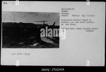 Le lieutenant-général Robert E. Cushman Jr. Et son état-major débarquèrent à con Thien au Vietnam le 2 octobre 1967. Cette image montre des hélicoptères au sol, et elle est tirée de la série de photographies capturant les activités militaires américaines pendant la guerre du Vietnam. Banque D'Images