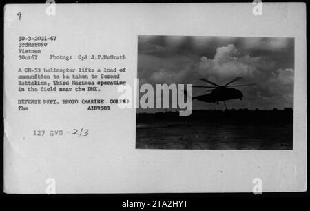 Un hélicoptère CH-53 de la 3e Division des Marines du Vietnam soulève une charge de munitions à livrer au 2e Bataillon, 3e Marines, qui opèrent près de la zone démilitarisée. La photographie a été prise le 3 octobre 1967 par le Cpl J.P.McGrath. Cette image est une photo officielle du ministère de la Défense (Marine corps), identifiée comme A189503 127 GVB -2/3. Banque D'Images