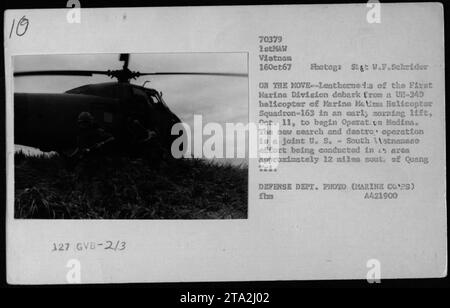 Les Marines de la première Division des Marines débarquent d'un hélicoptère UH-34D du Marine Medium Helicopter Squadron-163 lors de l'opération Medina, le 11 octobre 1967. L'opération est un effort conjoint entre les forces américaines et sud-vietnamiennes, visant à rechercher et détruire des cibles ennemies dans une zone à environ 12 miles au sud de Quang Tri. Banque D'Images