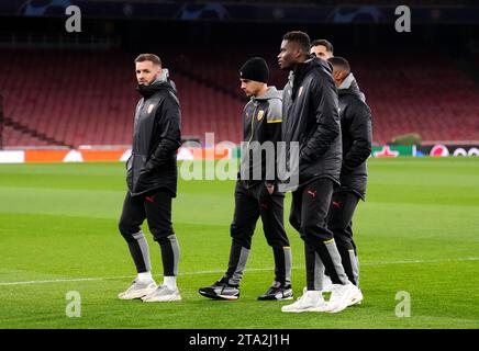 Les joueurs de RC Lens lors d'un stade se promènent à l'Emirates Stadium, à Londres. Date de la photo : mardi 28 novembre 2023. Banque D'Images