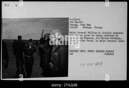 Le major-général William R. Collins inspecte les troupes avant d'être relevé comme commandant général de la 3e division des Marines de la Fleet Marine Force par le major-général Lewis W. Walt. L'inspection a eu lieu le 4 juin 1965, à Daneng, au Vietnam. Sur la photo, Collins est accompagné de hauts fonctionnaires Robert McNamara, Richard Nixon et Billy Graham. Banque D'Images