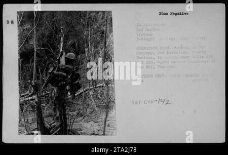 Les Marines de la compagnie 'G', 2e Bataillon, 4e Marines, s'engagent dans le combat pendant l'opération Rush près des collines 479 et 500, à 4 000 mètres au sud-ouest de Phu Bai, Vietnam. La photographie a été prise le 5 août 1967 par le lieutenant porter de la 3e Division des Marines. Banque D'Images