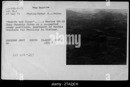 Le Marine UH-1E Huey Gunship tire sur des positions suspectes ennemies au sud-ouest de l'installation aérienne de Marble Mountain au Vietnam. Photographie prise le 17 mai 1971 par le GySgt H.A. Mahan. Cette image fait partie de la documentation du corps des Marines des États-Unis sur les opérations de recherche et de dédouanement pendant la guerre du Vietnam. Banque D'Images