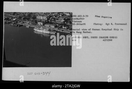 Vue aérienne du navire-hôpital allemand dans le port de Da Nang, Vietnam. La photographie, prise par le Sgt R. Provencal le 23 janvier 1970, représente divers navires, y compris des bateaux de pêche, des embarcations de débarquement et l'USS Tripoli LPH-10. L'image a été capturée lors des activités de la 1stHarDiv Vietnam. C'est un négatif de 35 mm du ministère de la Défense. Banque D'Images