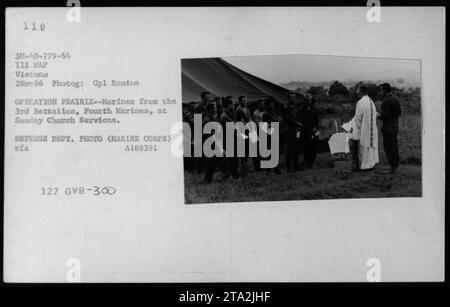 Les Marines du 3e Bataillon, 4e Marines, se rassemblent au Sunday Church Services pendant l'opération Prairie. Cette photographie a été prise le 2 novembre 1966 au Vietnam. Banque D'Images