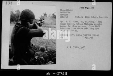 Le sergent H.D. Vines, un chef de section pour les mortiers de 81 mm, tire un lance-grenades M-79 dans une ligne d'arbres le 26 novembre 1968, au Vietnam. L'image capture un moment des activités militaires américaines pendant la guerre du Vietnam. La photographie a été prise par le Lcpl. Robert Sanvilla et est une photo du ministère de la Défense. Banque D'Images